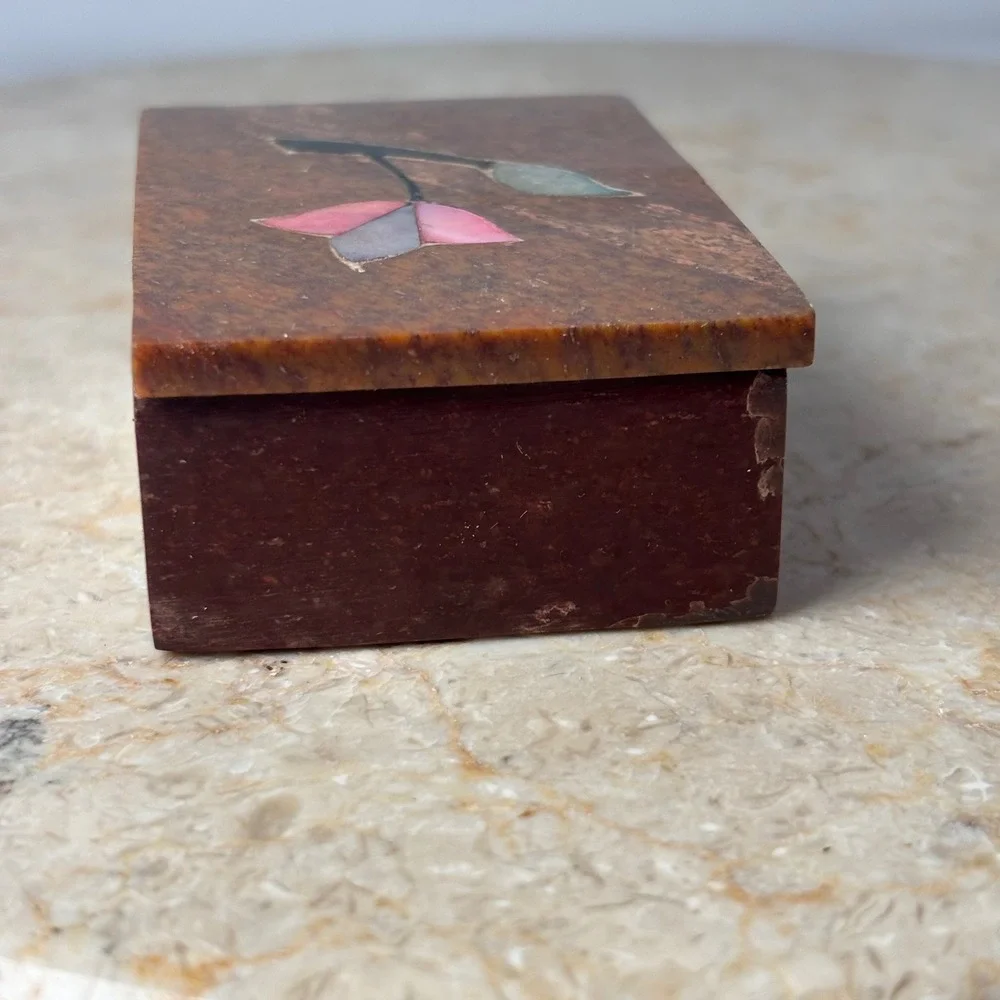 The Upper Peninsula Candle Co‎ Thimbleberry Candle Small Red Stone Inlay Box